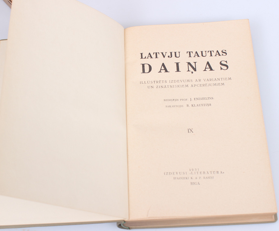 11 томов в оригинальных обложках произведений латышского народного искусства