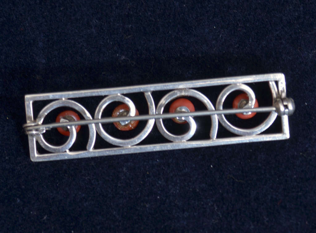 Серебряная брошь в стиле модерн с красным кораллом