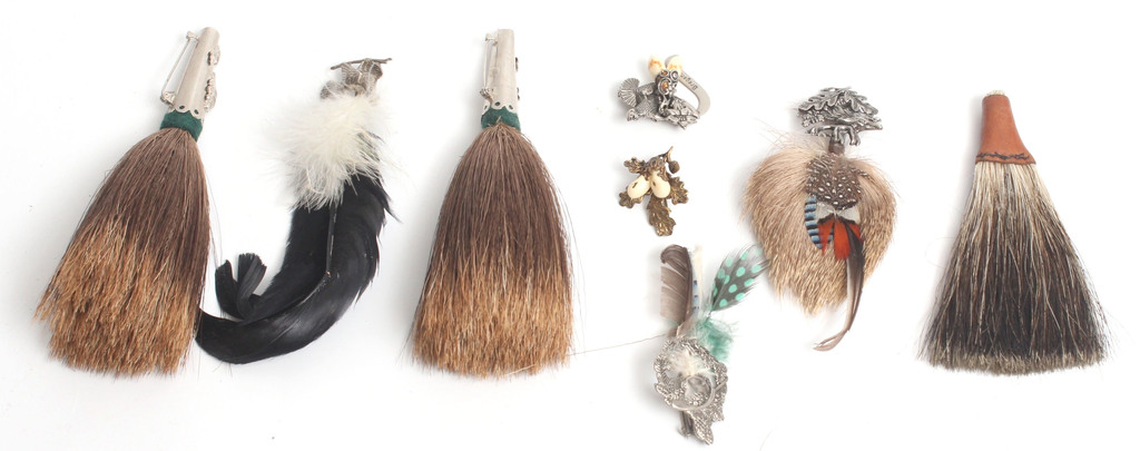 Hunting brooches 7 pcs. and a bouquet of feathers 1 pc.