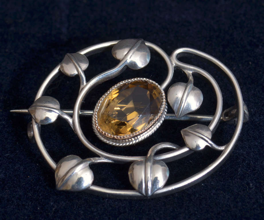 Серебряная брошь в стиле модерн с топазом