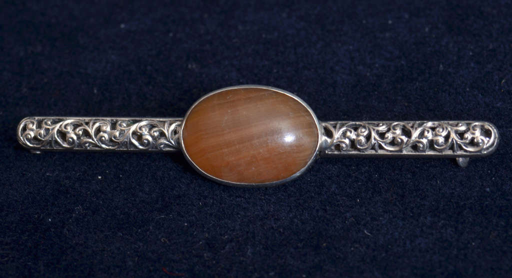 Silver Art Nouveau brooch with agate