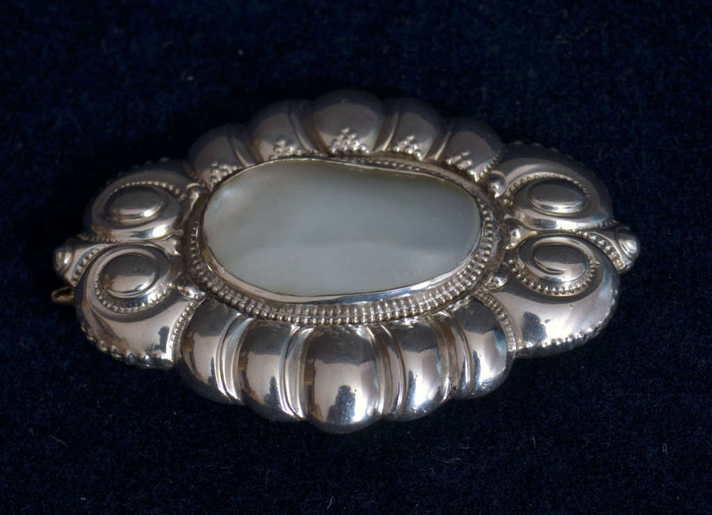 Серебряная брошь в стиле модерн с перламутром