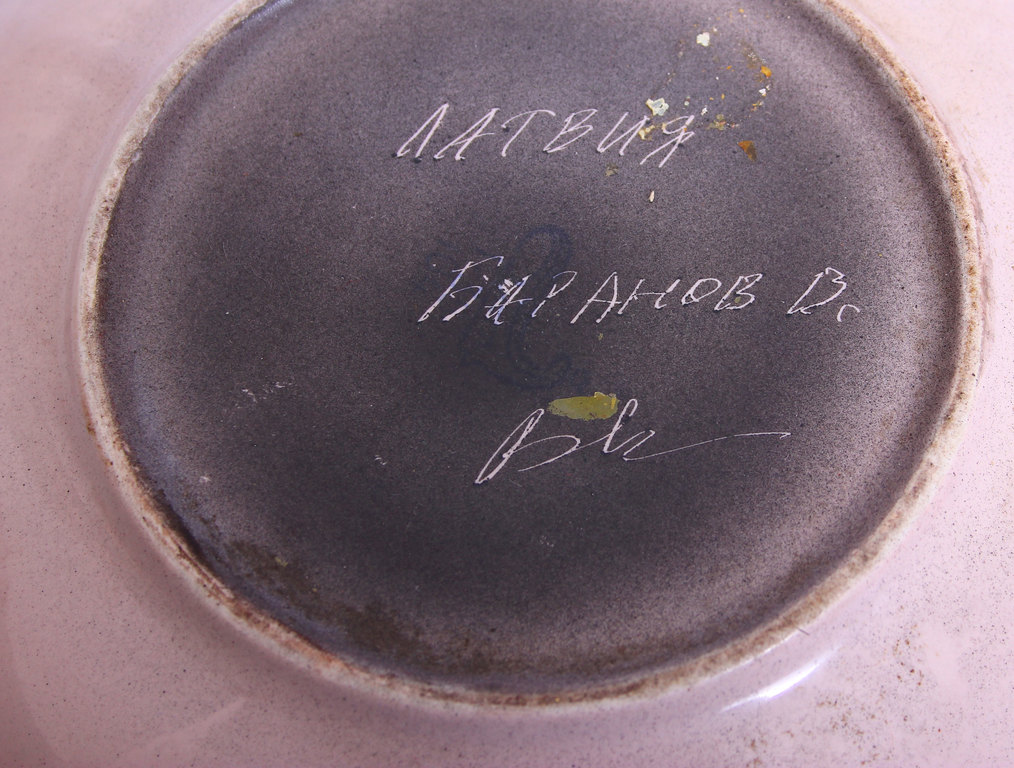 Расписная керамическая тарелка