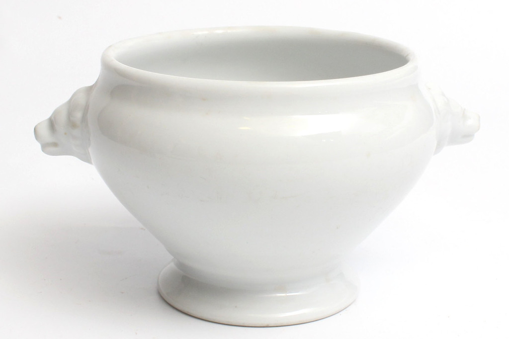 Porcelain pot
