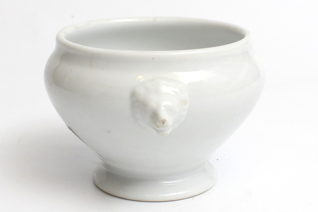 Porcelain pot