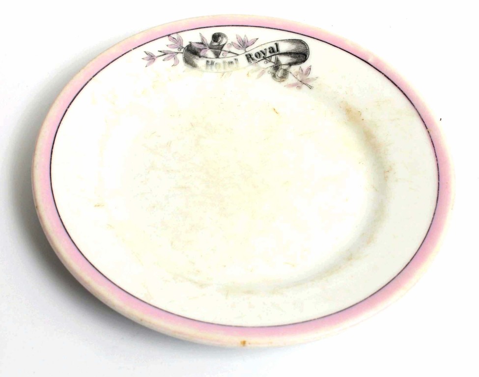 Apgleznots porcelāna šķīvis