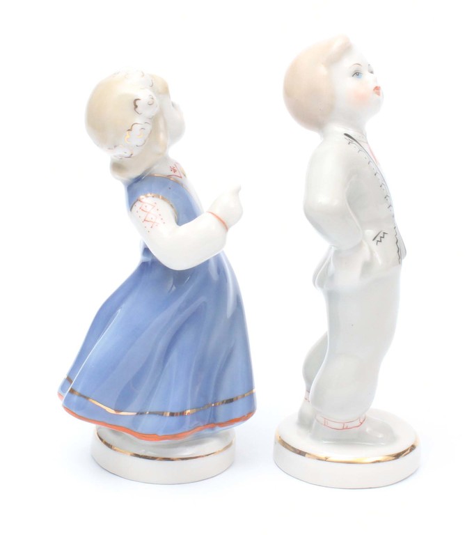 A pair of porcelain figurines 