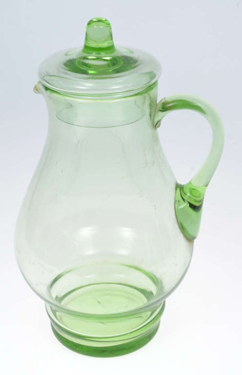 Zaļas krāsas stikla krūka ar vāku