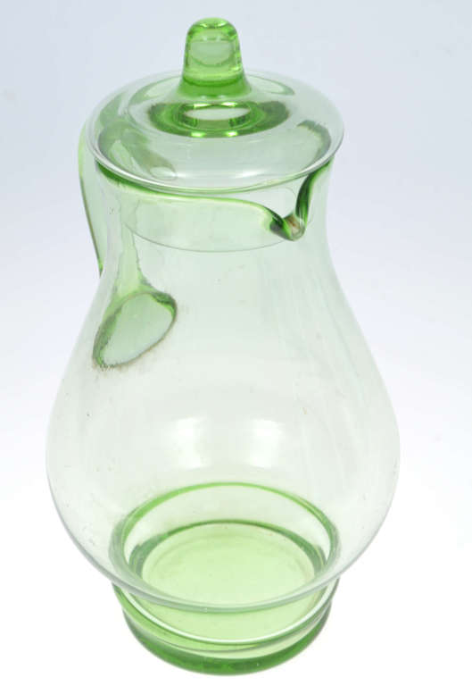 Zaļas krāsas stikla krūka ar vāku