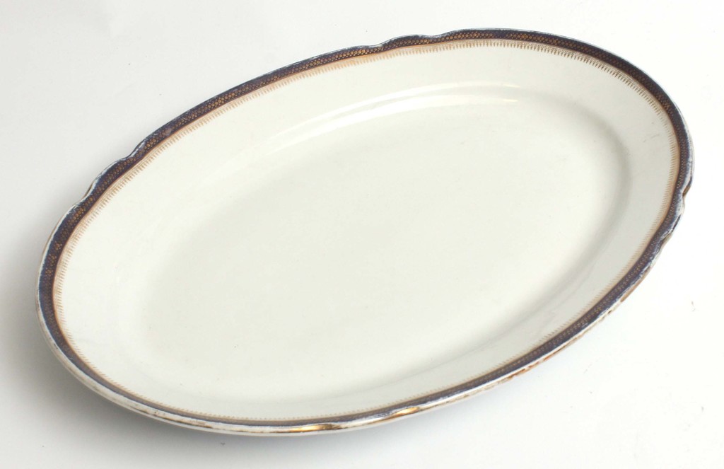 Сервировочная тарелка из фарфора