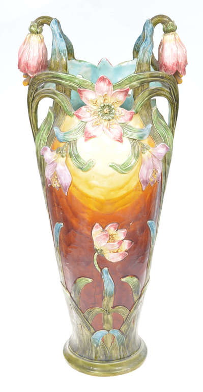 Керамическая ваза в стиле ар-нуво