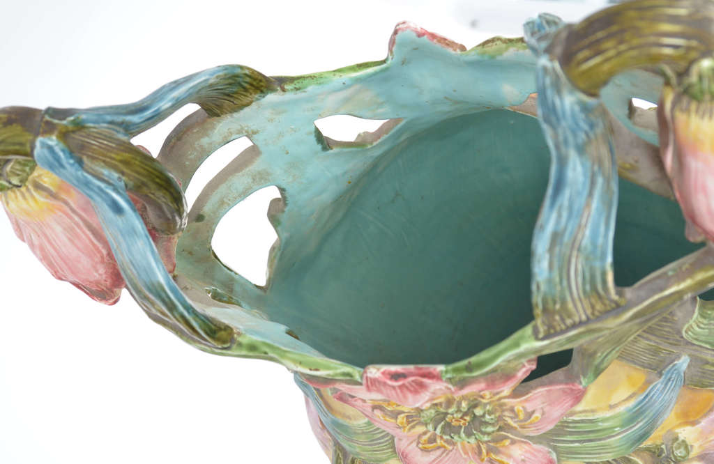 Керамическая ваза в стиле ар-нуво