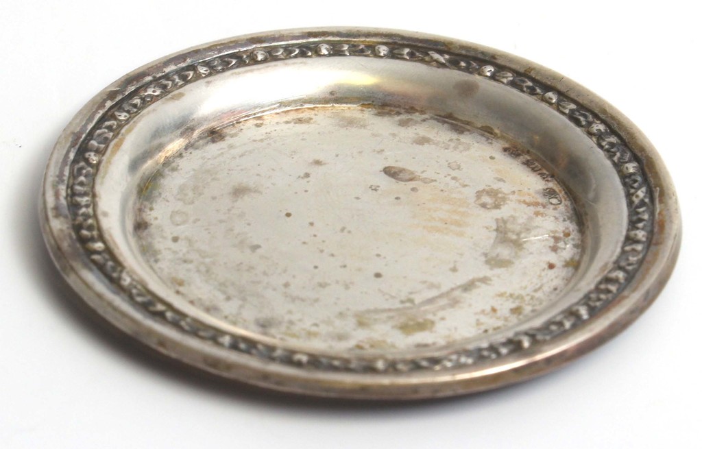 Маленькая серебряная тарелка с ложкой
