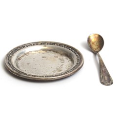 Маленькая серебряная тарелка с ложкой