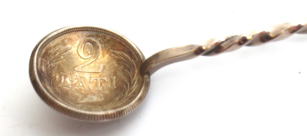 Sudraba karote veidota no Latvijas divu latu monētas