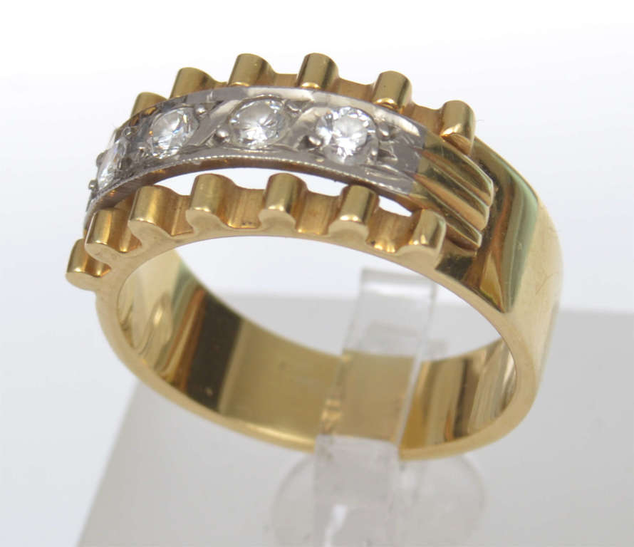 Золотое кольцо с бриллиантами?