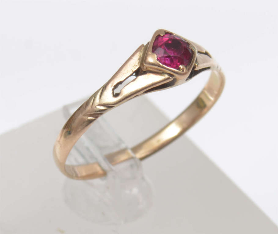 Zelta gredzens ar sarkanas krāsas akmeni