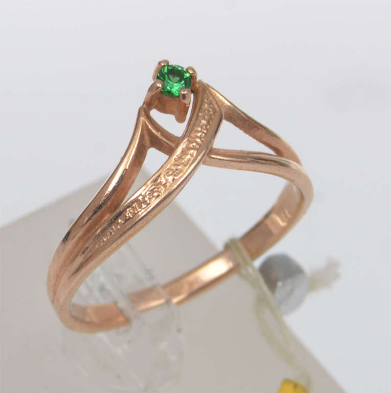 Zelta gredzens ar zaļas krāsas akmeni 