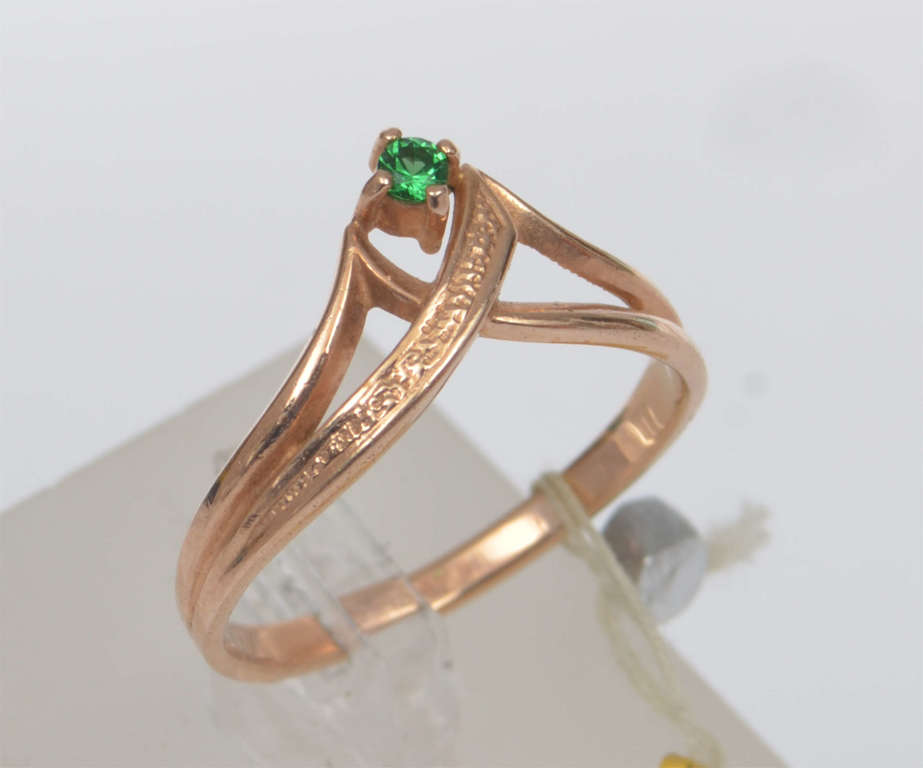 Zelta gredzens ar zaļas krāsas akmeni 