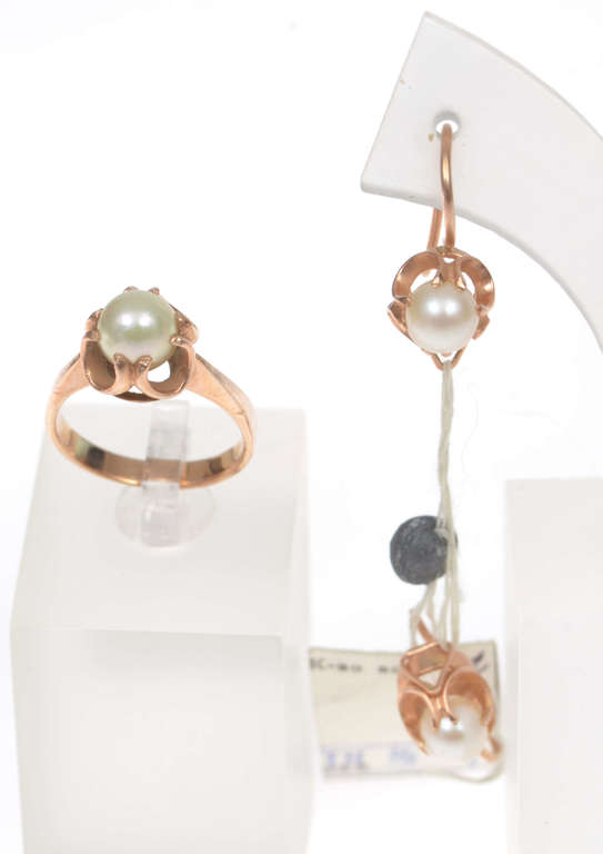 Gold jewelry set - earrings and a ring with a pearl