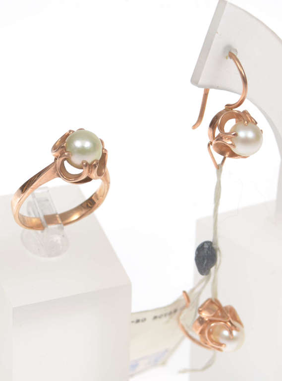 Gold jewelry set - earrings and a ring with a pearl