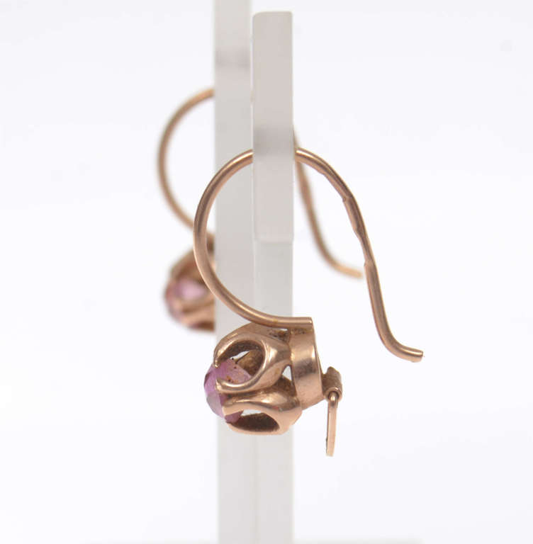 Gold earrings with pink stone