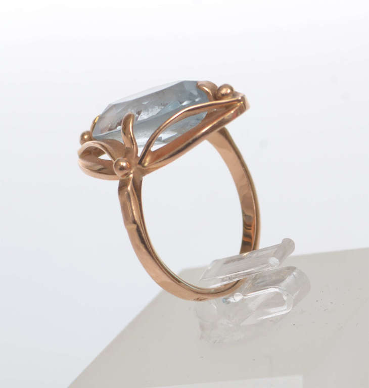 Zelta gredzens ar zilas krāsas akmeni