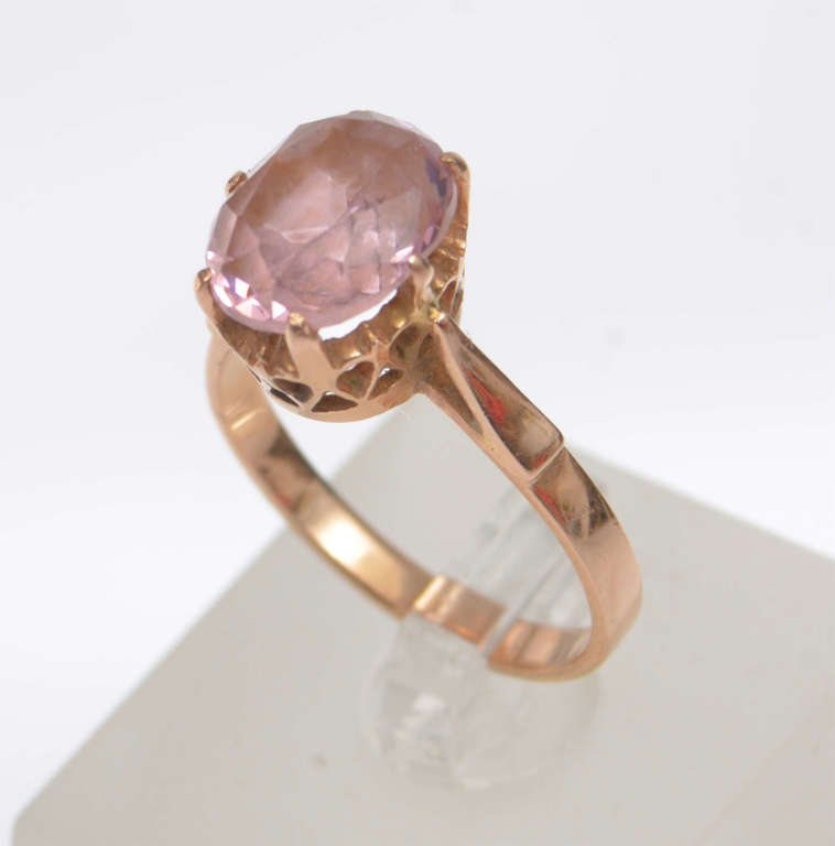 Zelta gredzens ar rozā krāsas akmeni