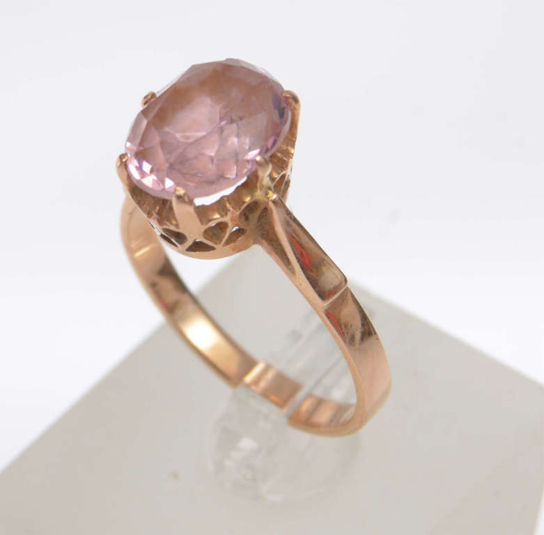 Золотое кольцо с розовым камнем