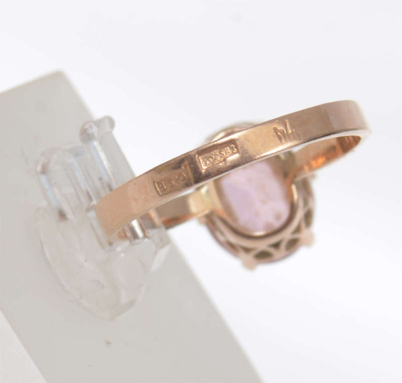 Zelta gredzens ar rozā krāsas akmeni