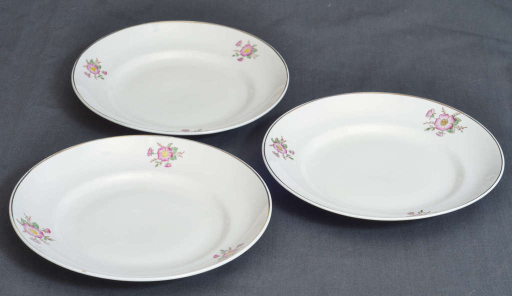 Porcelain plates (5 pcs.)