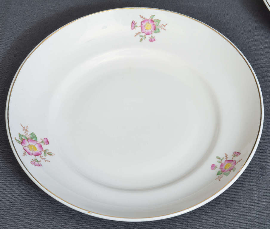 Porcelain plates (5 pcs.)