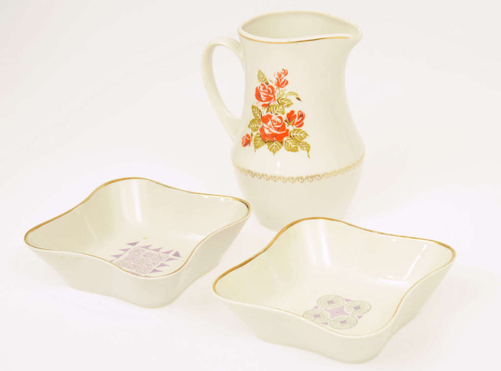 Porcelain tableware set - 2 jugs, 2 plates