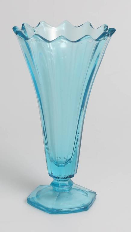 Синяя стеклянная ваза