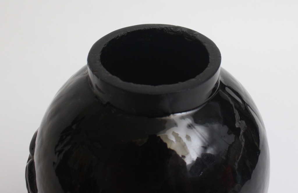 Черная стеклянная ваза в стиле модерн с маками