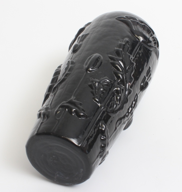 Черная стеклянная ваза в стиле модерн с маками