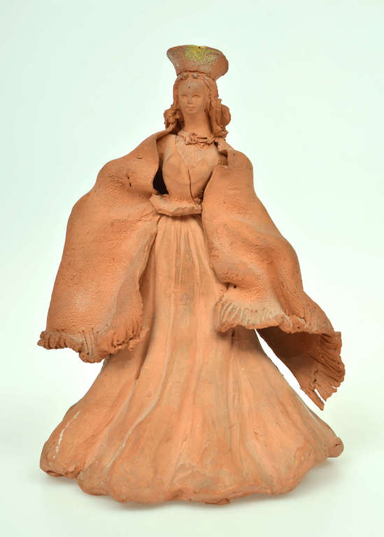 Керамическая фигура Девочка в народном костюме