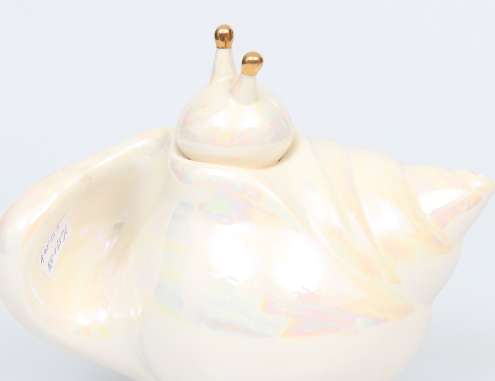 Porcelain jug with lid