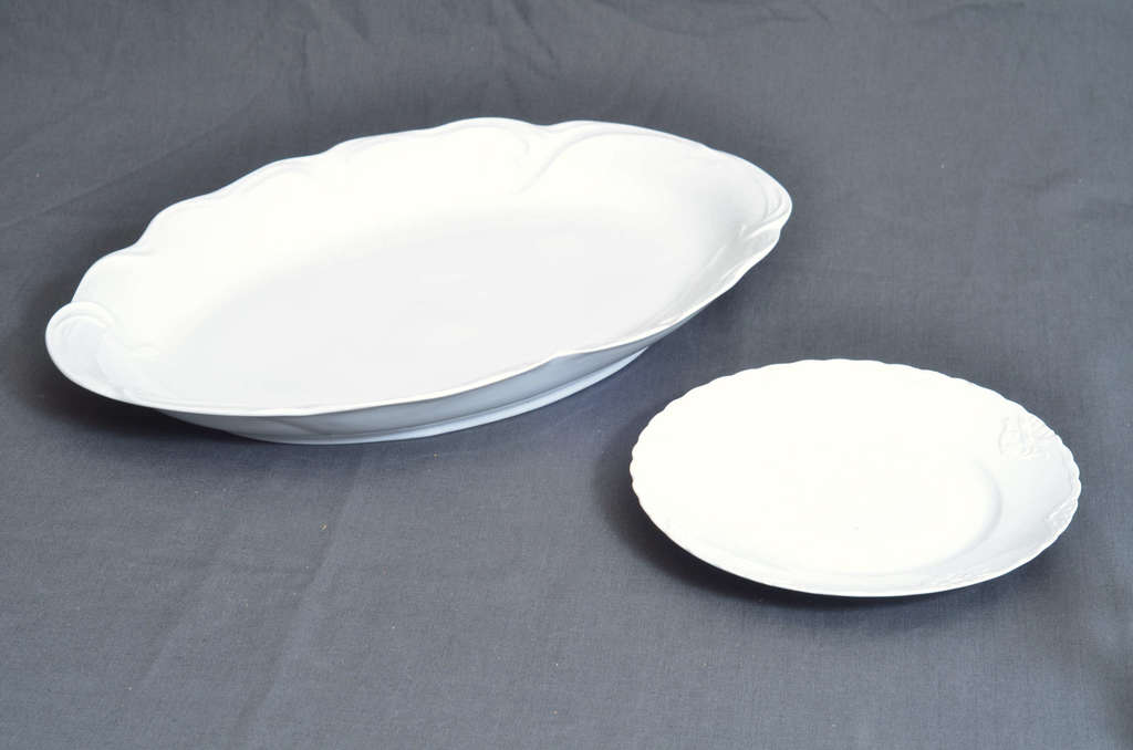 Набор посуды в стиле модерн - кувшин, сервировочная тарелка и тарелка