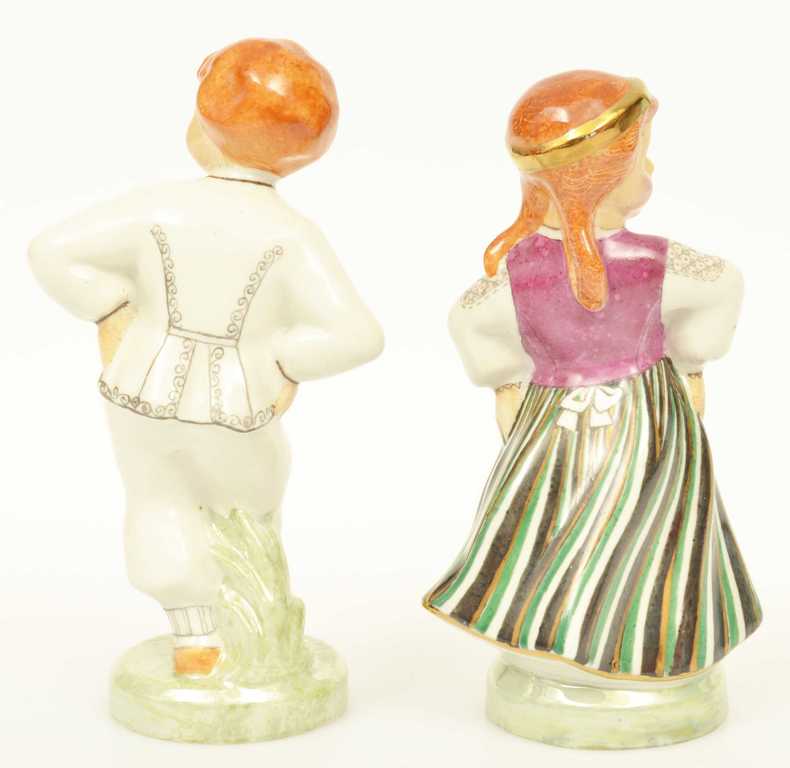 Фарфоровые фигурки (2 шт) Малчик и девушка в народном костюме