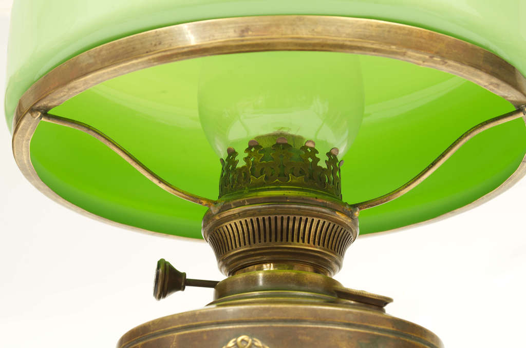 Светильник в стиле модерн с зеленым куполом