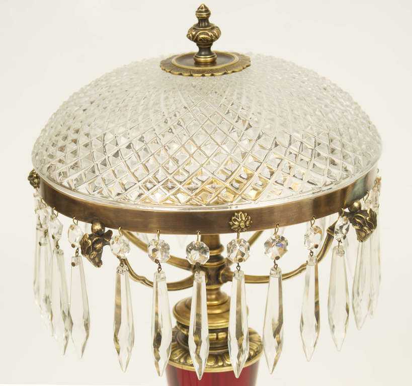 Электрическая лампа с куполом из хрусталя и рубинового стекла