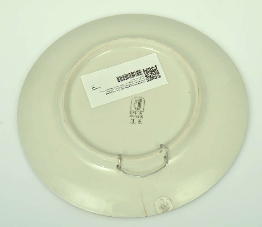 Декоративная настенная тарелка из фарфора 