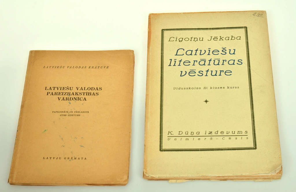 Две книги Latviešu valodas pareizrakstības vārdnīca