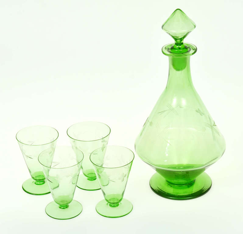 Glass decanter with 4 glasses