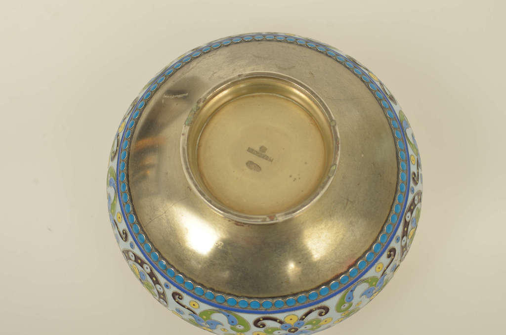 Серебряная посуда с пятицветной эмалью