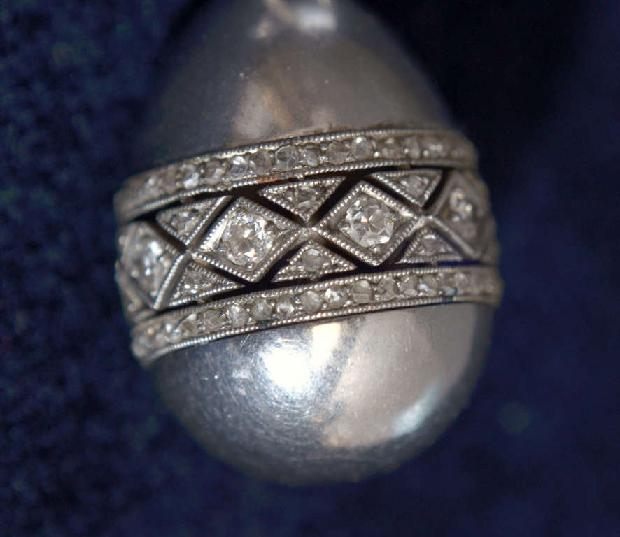 Platinum pendant in the shape of an egg with diamonds