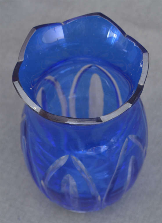 Zilā stikla vāzīte