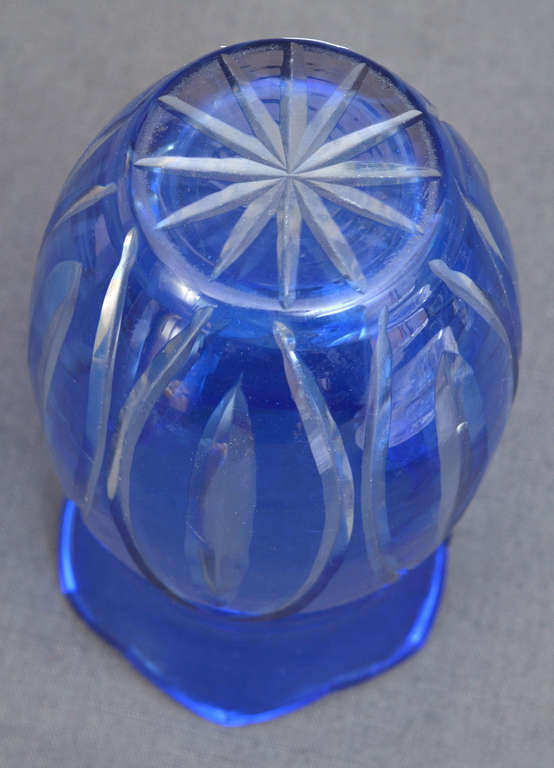 Zilā stikla vāzīte