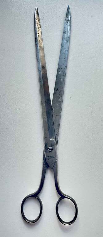 Scissors with straight blades for cutting paper
